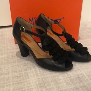 Black leather and Swede pumps